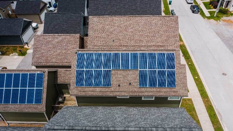 panneaux solaires sur un toit de maison