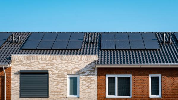 maison éco conçue avec panneau solaire 